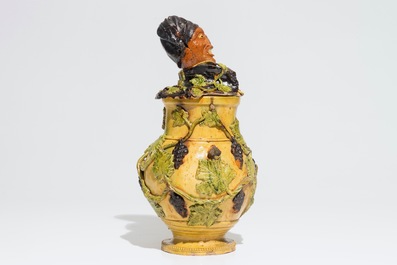 Un pot &agrave; tabac en poterie flamande &agrave; d&eacute;cor figuratif, attr. &agrave; Leo Maes, Torhout, 2&egrave;me moiti&eacute; du 19&egrave;me